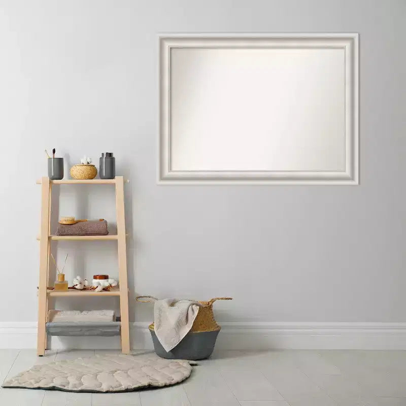 Specchio da parete rettangolare grande – Cornice bianca decorata, 43.5 x 32.5 pollici