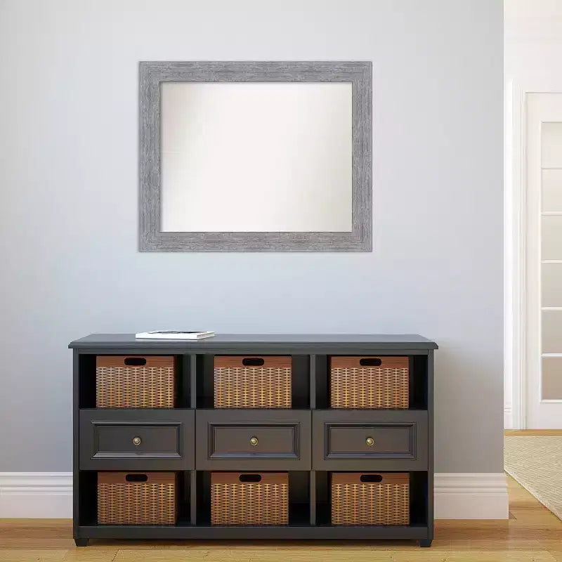Specchio da Parete Rettangolare con Cornice Rustica Grigia Effetto Corteccia - 33 x 27 pollici.