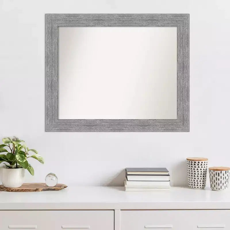 Specchio da Parete Rettangolare con Cornice Rustica Grigia Effetto Corteccia - 33 x 27 pollici.