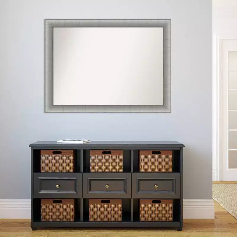 Specchio da parete rettangolare con cornice in peltro spazzolato — 42,75 x 31,75 pollici