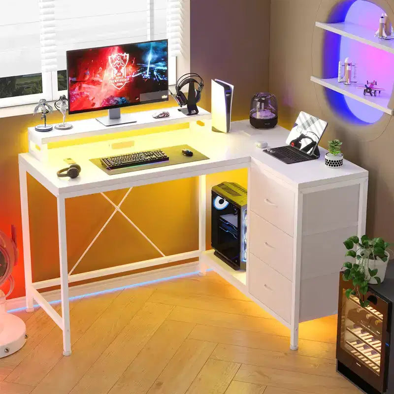 Scrivania a L con prese di corrente e luci a LED — Scrivania angolare con cassetti e ripiani portaoggetti