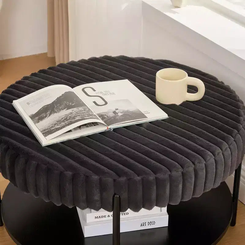 Tavolino rotondo con pouf a 2 ripiani, piano in pelliccia sintetica e ripiano portaoggetti – 78,5 cm