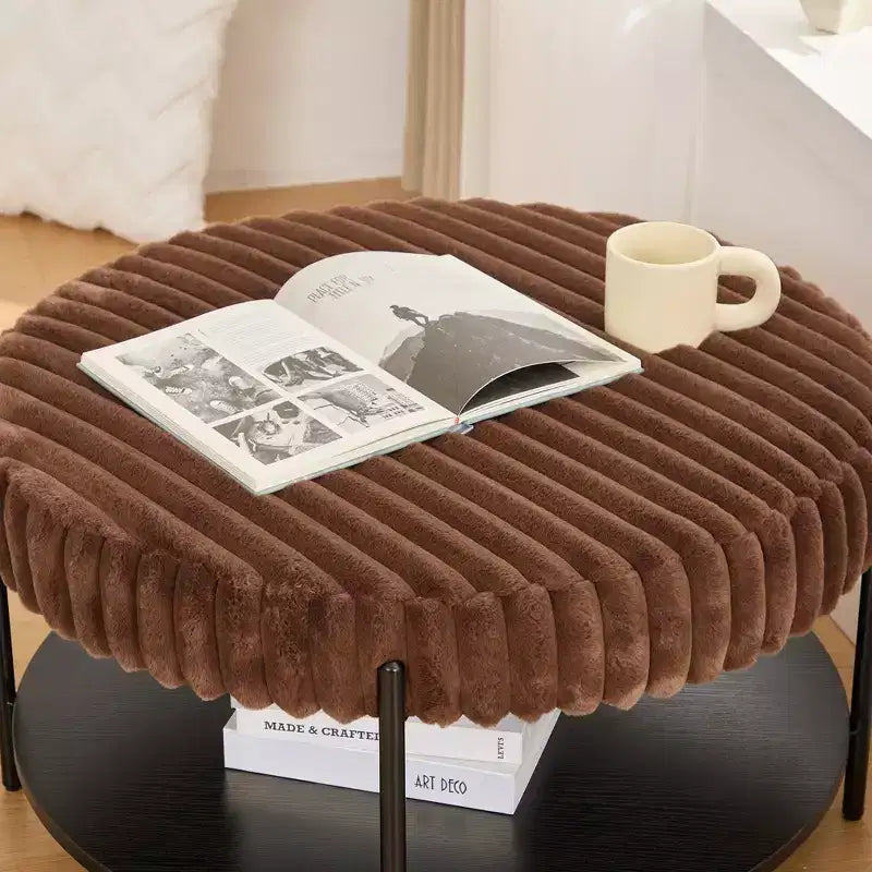 Tavolino rotondo con pouf a 2 ripiani, piano in pelliccia sintetica e ripiano portaoggetti – 78,5 cm