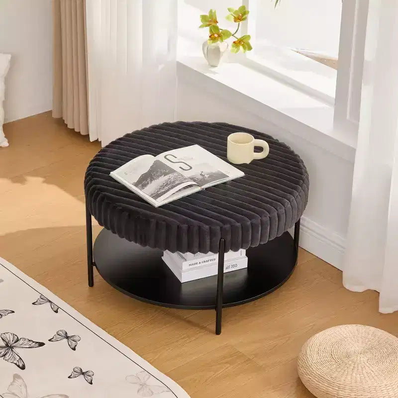 Tavolino rotondo con pouf a 2 ripiani, piano in pelliccia sintetica e ripiano portaoggetti – 78,5 cm