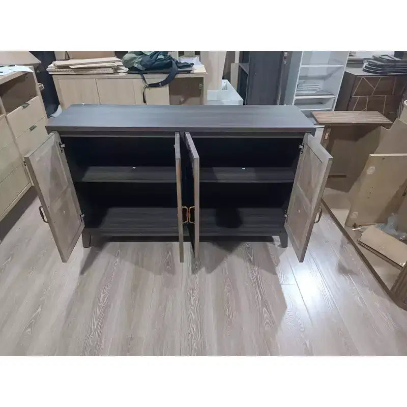 Credenza buffet a 4 ante con pannelli in legno massello e ripiani regolabili